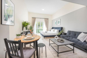 Warm Studio With Access to Tropical-Style Swimming Pool in Discovery Garden